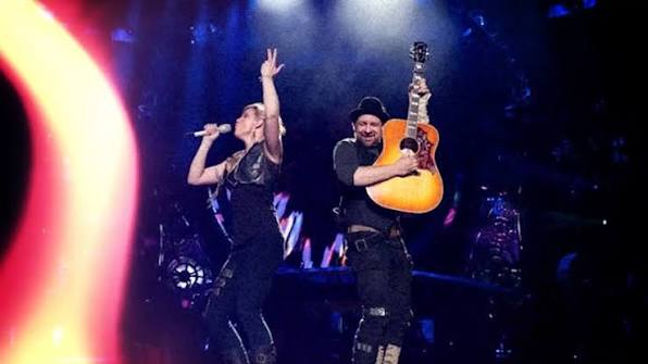 Sugarland on stage